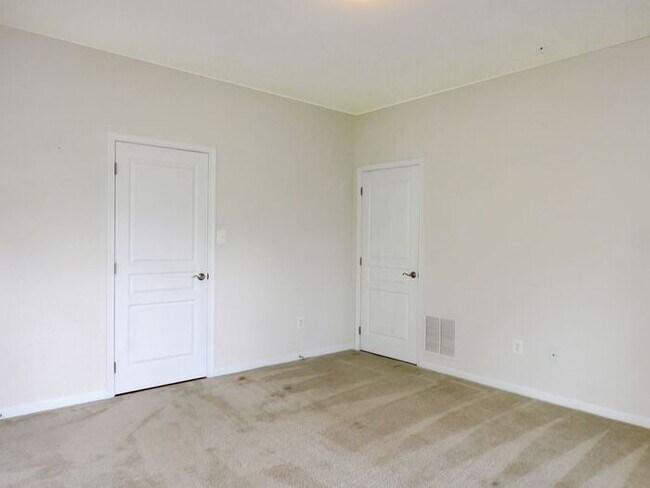 Foto del edificio - Pet Friendly 3 level End Unit Town Home wi...