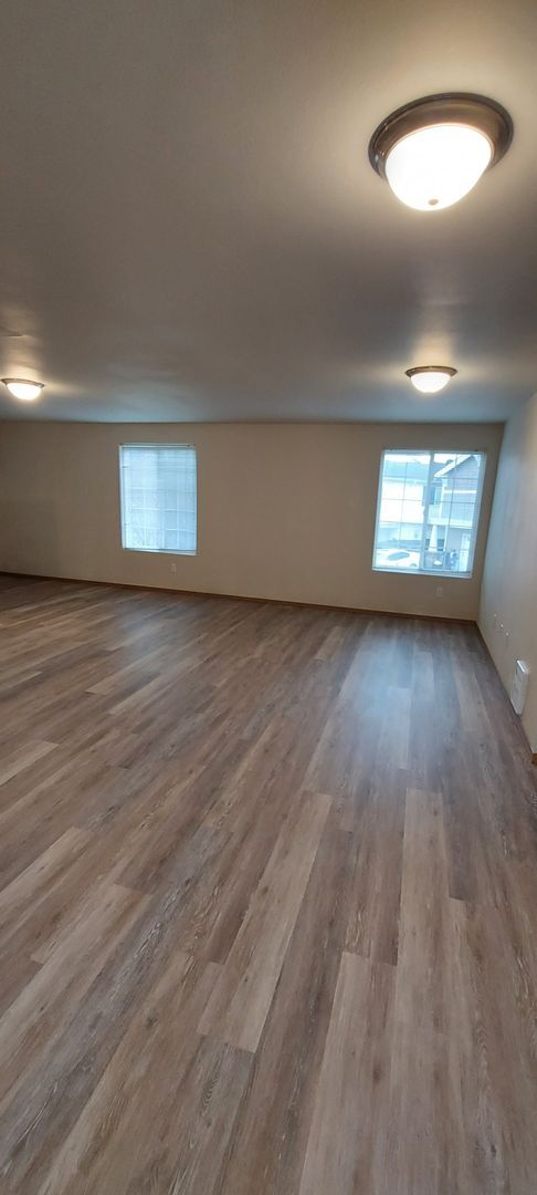 Building Photo - Kent downtown 2nd floor 2-bedroom apartmen...