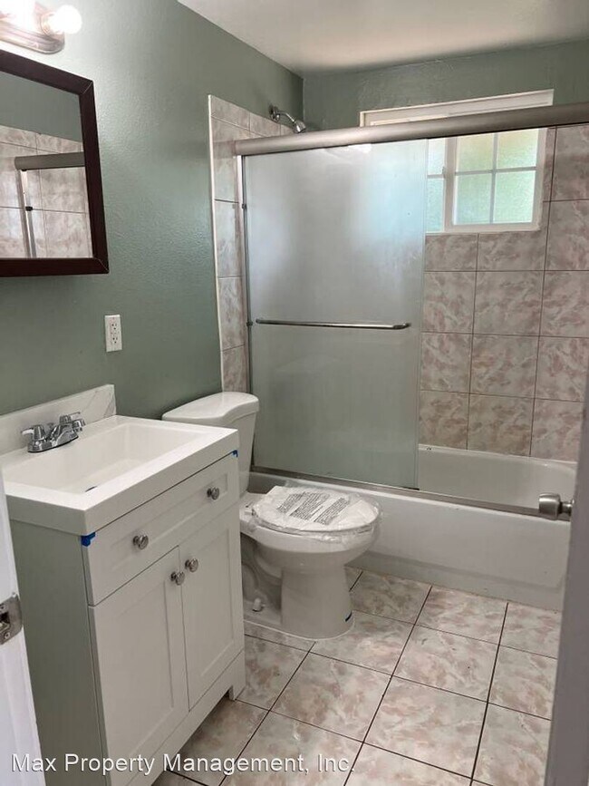Building Photo - 3 br, 2 bath House - 1215 Oakcreek Way