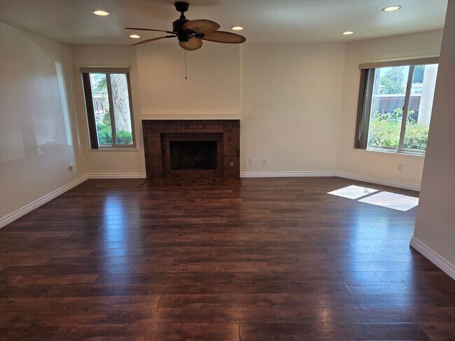 Foto del edificio - Sharp one level 3-bedroom 2 bath condomini...