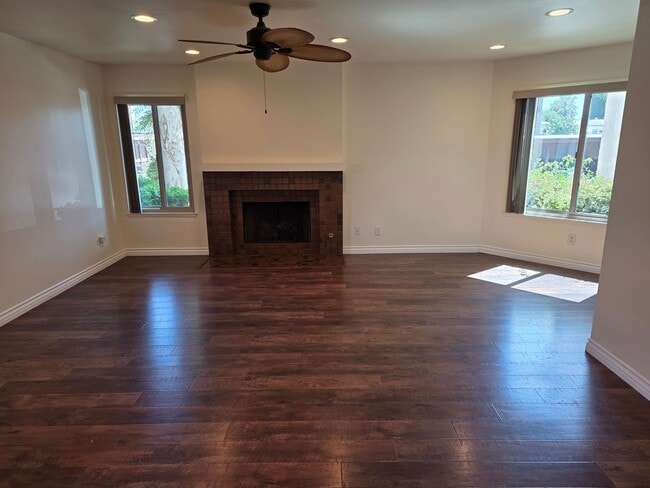 Foto del edificio - Sharp one level 3-bedroom 2 bath condominium which features two patios. Many amenities.