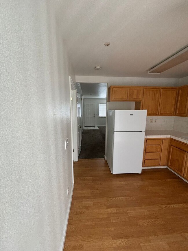 Foto del edificio - 2 Bedroom, 1 Bath Apartment in Gated Community Available Now!