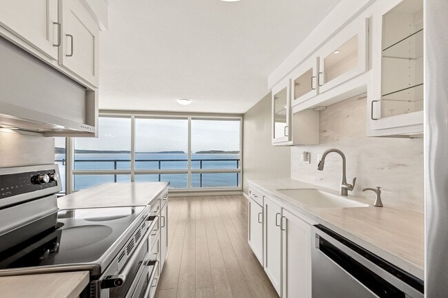 Building Photo - 2 Bedroom 2 Bath Top Floor Corner Unit  wi...