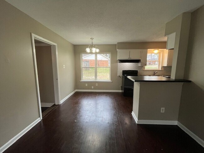 Foto del edificio - Renovated 4 Bedroom 1 Bath Home for Rent!