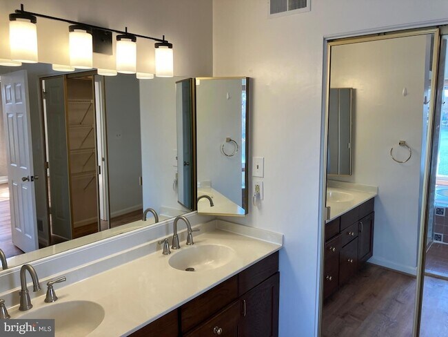 Foto del edificio - 11152 Harbor Ct