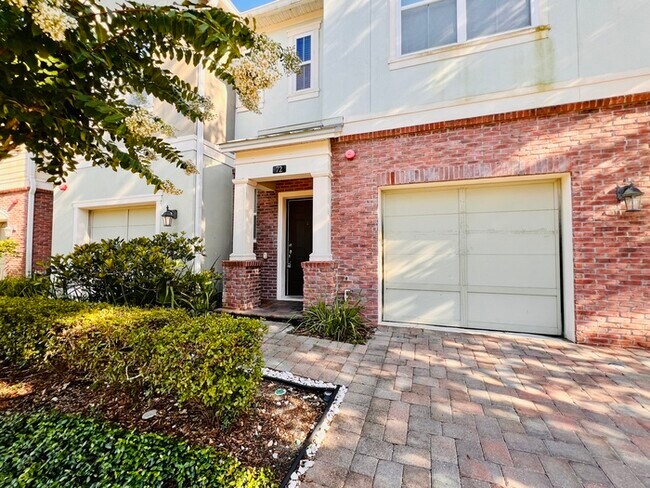Foto del edificio - Gorgeous 3 bedroom, 2½ bath, 2 STORY townhome