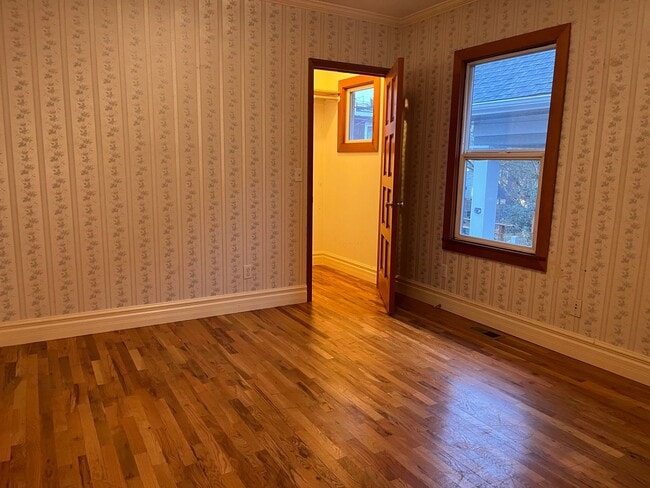 Building Photo - Cozy 2 Bedroom Home Nestled Between Greenlake and the Woodland Park Zoo