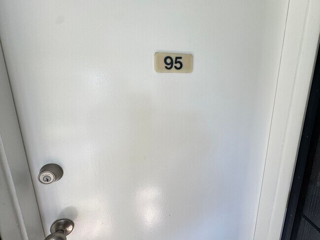 Foto del edificio - Fully renovated 2-bedroom, 1-bath unit loc...