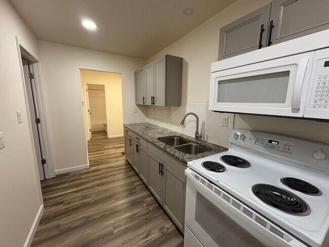 Building Photo - Affordable and Adorable Duplex in Enderly ...