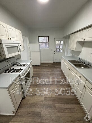 Building Photo - 668 Middle Ave