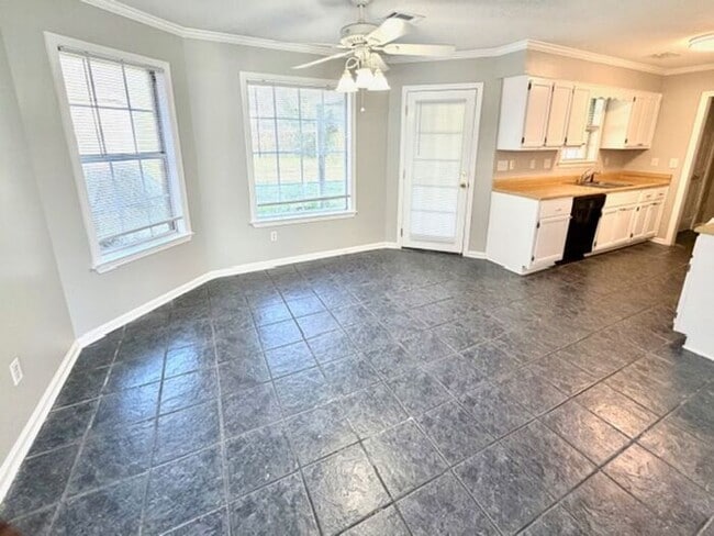 Building Photo - Available Now 5 Bedroom 2 Bath Home In Memphis