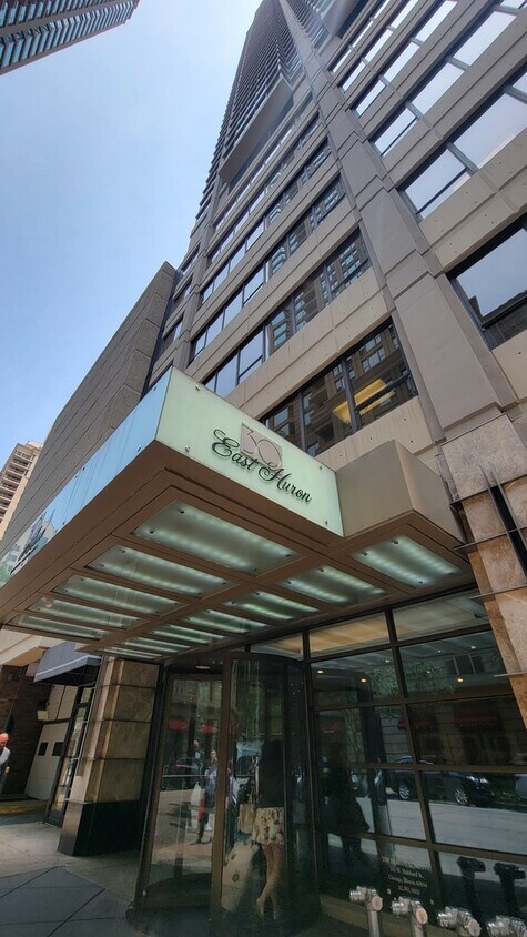 Foto principal - 30 E Huron St