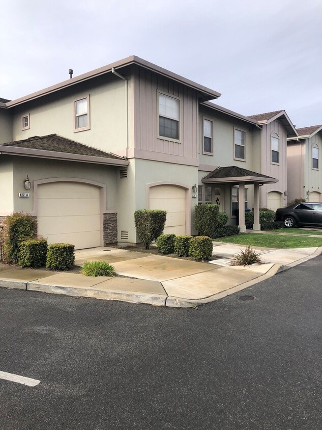 Primary Photo - Luxury Townhome for Rent in Greenfield