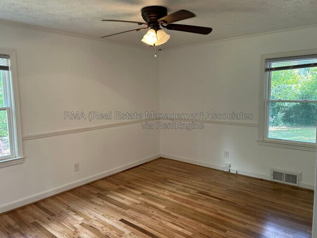 Foto del edificio - 216 Hillandale Dr