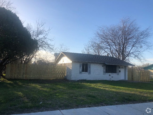 Building Photo - 821 Powell Rd
