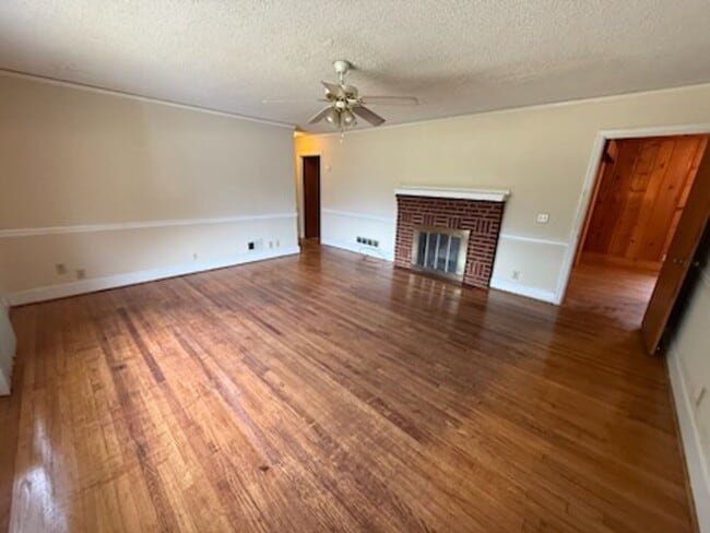 Building Photo - 1235 E Ave