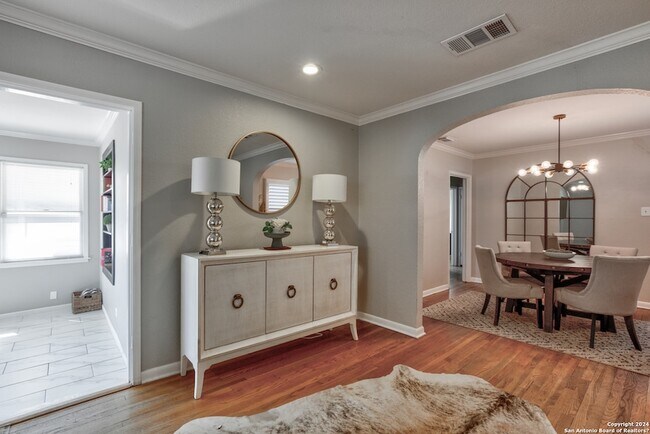 Foto del edificio - 356 Larchmont Dr