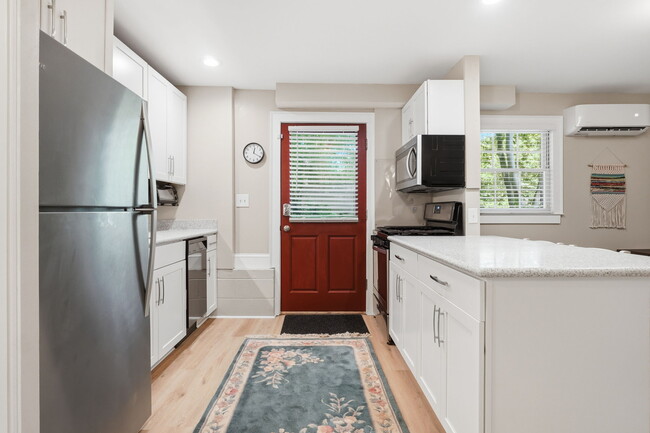 Building Photo - 826 Mentelle Dr NE