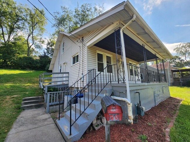 Foto del edificio - 4 BR home with first-floor living, new roof, and a private-feeling backyard in Lincoln Place