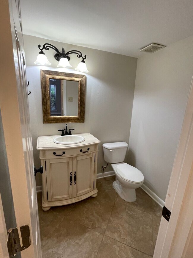 Building Photo - 2Bd/1.5Ba Townhouse located on the Germantown/Memphis Line!