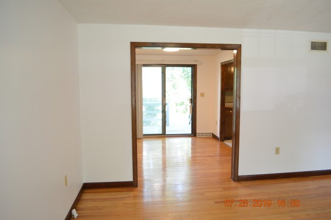 Conduce al patio trasero del comedor. - 61 Drummer Rd