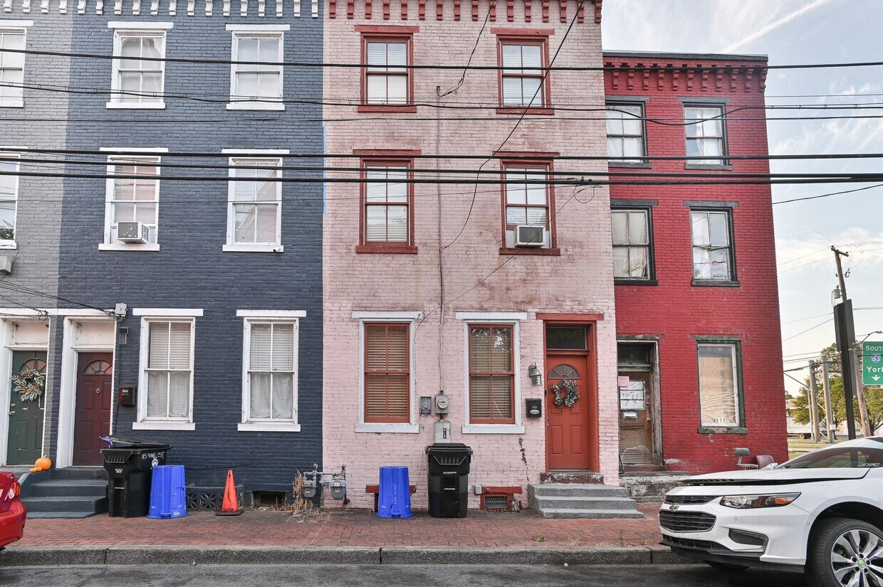 Primary Photo - Beautiful 3 Bedroom on Vine St