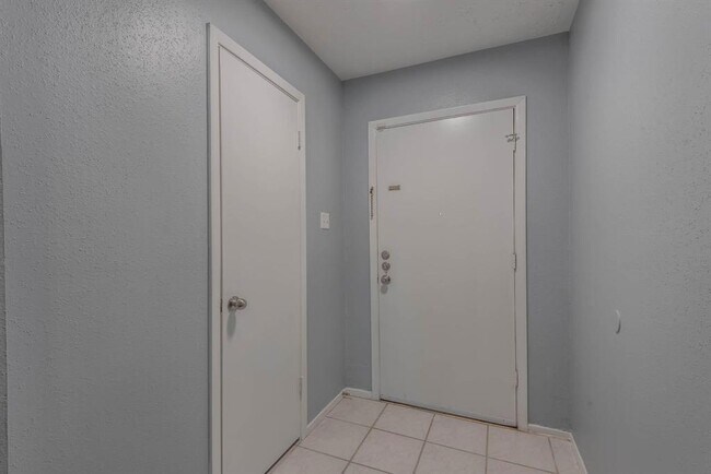 Foto del edificio - 9346 Willow Wood Ln
