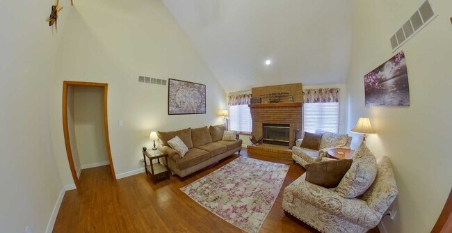 Foto del edificio - 3D Tour Available - West Side Manhattan Home + 2-Car Garage  + Washer & Dryer! Available August 5th!