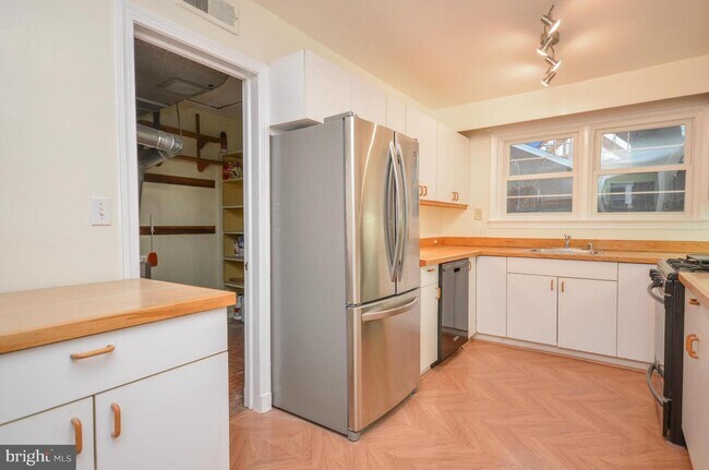 Foto del edificio - 208 Upton St