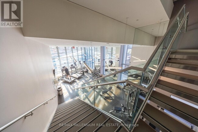 Photo du bâtiment - 72 Esther Shiner Blvd