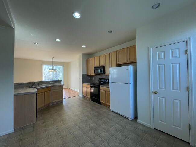 Foto del edificio - 3Bed 3Bath Home In Erie Available July!