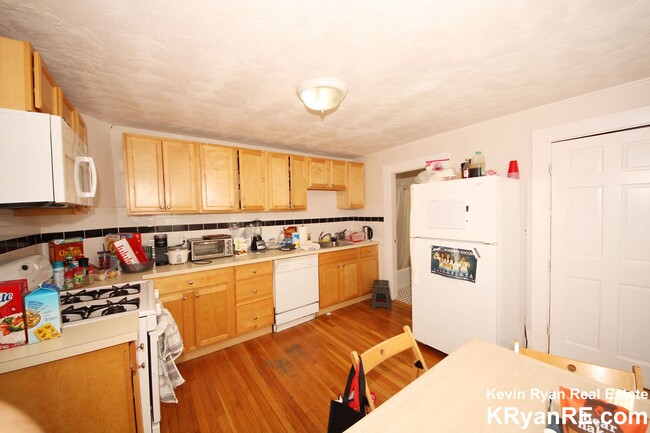 Building Photo - Nicely updated, sunny 3 bed in Waltham wit...