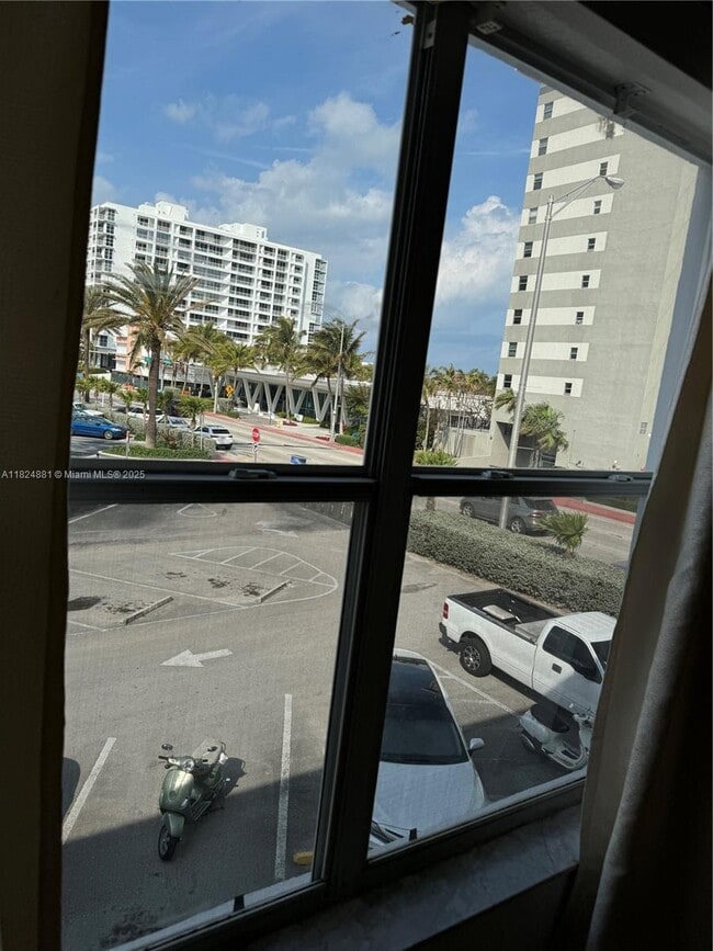 Foto del edificio - 9248 Collins Ave