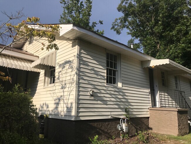 Building Photo - **ON HOLD**3 Bedroom / 1 Bathroom Home for...