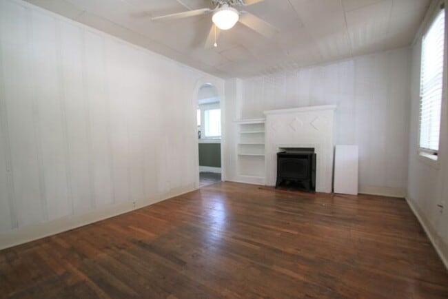 Building Photo - Simply the BEST! Adorable 1 Bedroom/1 Bath...