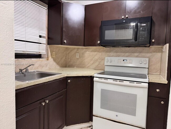 Foto del edificio - 770 NE 128th St