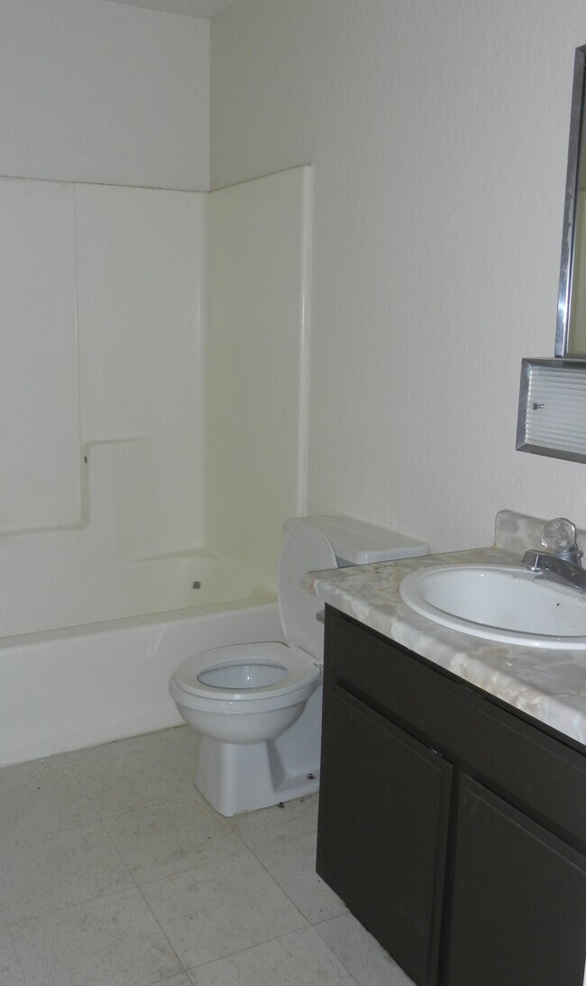 Foto del edificio - 11810 White Ave