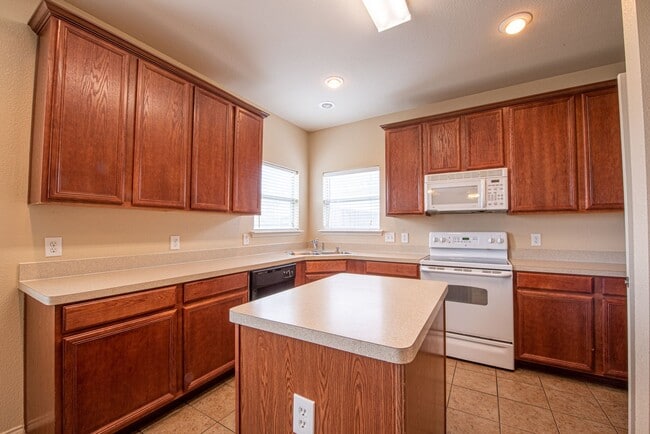 Building Photo - Spacious 4/2.5 Rental in Great ISD & LOTS ...