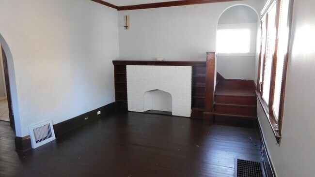 Building Photo - 3 Bed 1 Bath Colonial