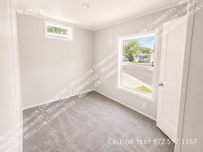 Foto del edificio - 75 W 250 N