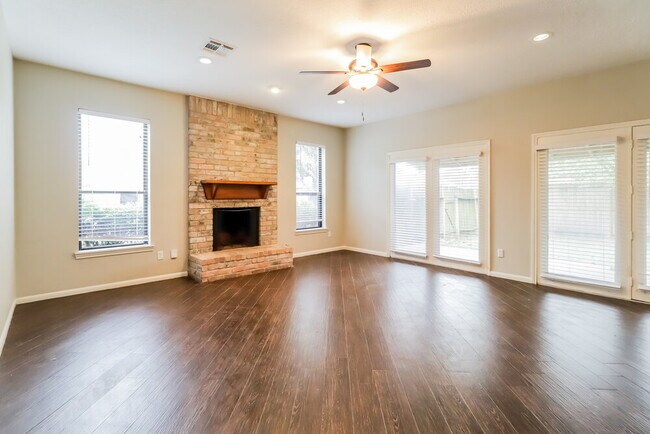 Foto del edificio - 3910 Cedar Valley Dr