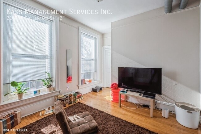 Building Photo - Sunny Pilsen 2 Bed- blocks away from Harri...