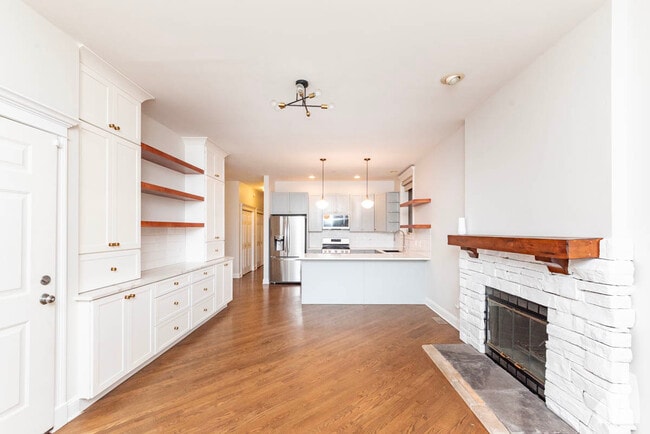 Photo - 2014 W Augusta Blvd Apartment