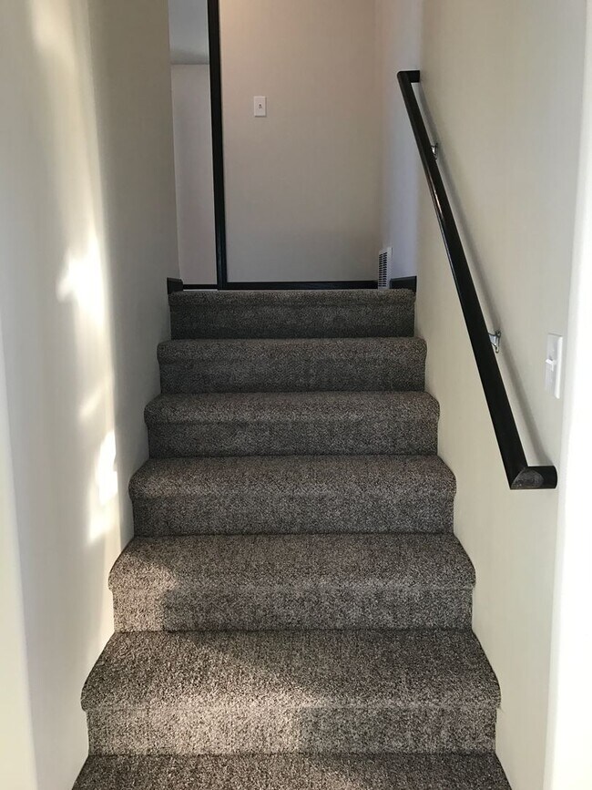 Foto del edificio - Stone Mill 3 Bedroom/ 3 Bathroom Tri-Level...