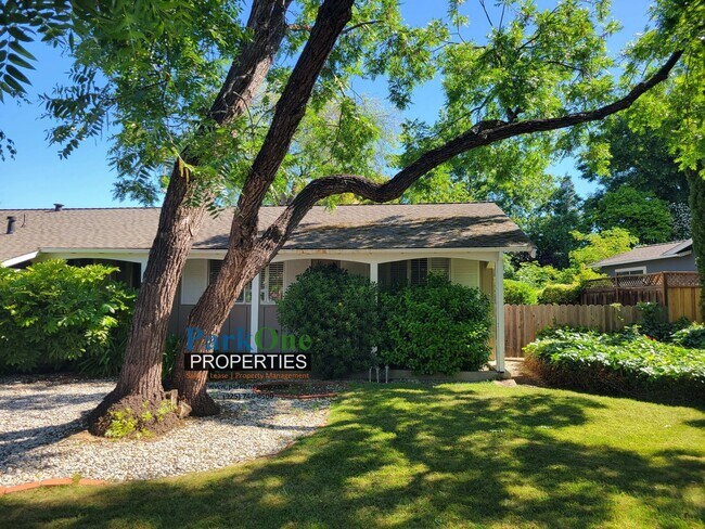 Building Photo - Spacious single level Woodlands home.
