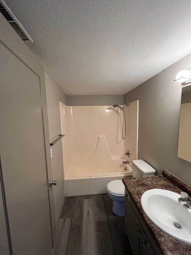 400 E 8th St S Unit 16, Newton, IA 50208 Apartments in Newton, IA