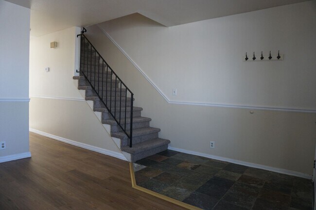 Foto del edificio - West Jordan 5 Bedroom Townhome