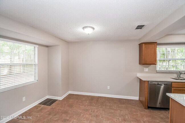 Foto del edificio - 3885 Mandarin Woods Dr N