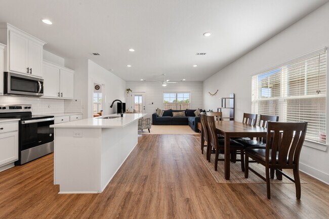 Building Photo - 1619 Buena Vista Dr