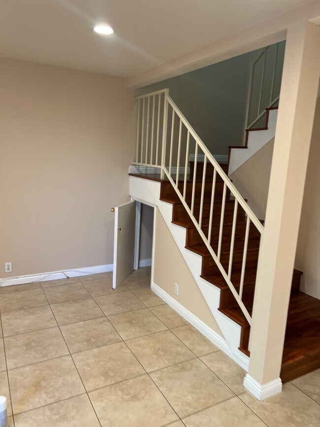 Building Photo - 10260 Plainview Ave